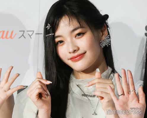 ILLITイロハ、髪色チェンジに反響続々 美脚際立つミニワンピ姿に「透明感がすごい」「お姫様」