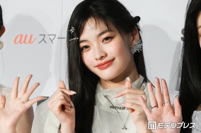 ILLITイロハ、髪色チェンジに反響続々 美脚際立つミニワンピ姿に「透明感がすごい」「お姫様」