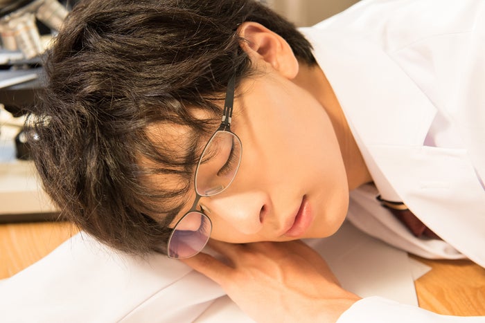 高杉真宙 居眠り姿も美しい 白衣 メガネ ボサボサ頭の 理系男子 が萌えの大渋滞 4人目の甘杉くん モデルプレス 高杉真宙 居眠り姿も美しい 白衣 メガネ ボサボサ頭の 理系男子 が萌えの大渋滞 4人目の甘杉くん モデルプレス