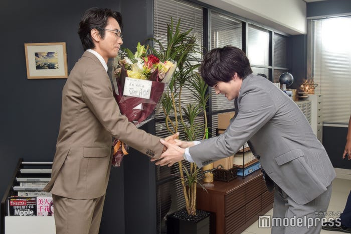 固い握手を交わす眞島秀和と林遣都。(C)モデルプレス