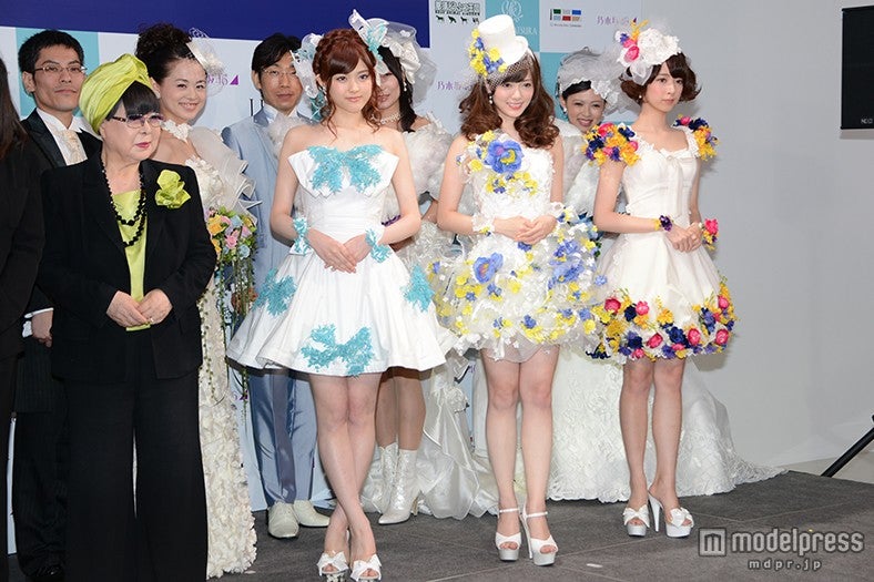 桂由美（左）デザインの純白ドレスで登場した（右より）橋本奈々未、白石麻衣、松村沙友理