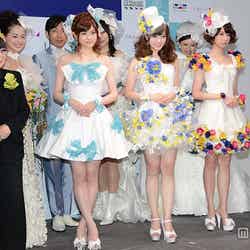 桂由美（左）デザインの純白ドレスで登場した（右より）橋本奈々未、白石麻衣、松村沙友理
