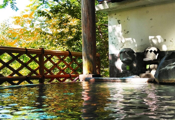 露天風呂から紅葉を堪能