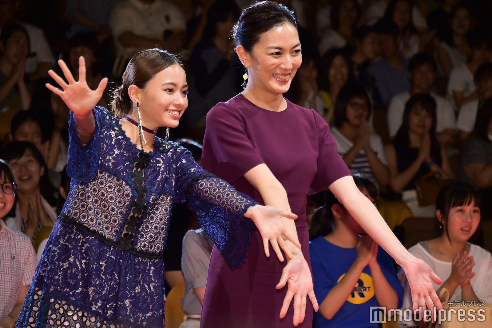 山本舞香、板谷由夏 （C）モデルプレス