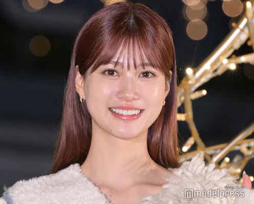 生見愛瑠、美脚覗くミニ丈コーデ ディズニーショットに「可愛いの極み」「スタイル抜群」の声