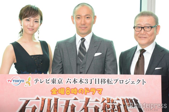 (左から)比嘉愛美、市川海老蔵、國村隼(C)モデルプレス