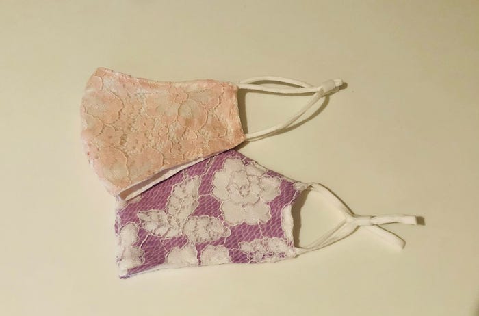 お気に入りのレースのマスク。毎日手洗いして着用してます
