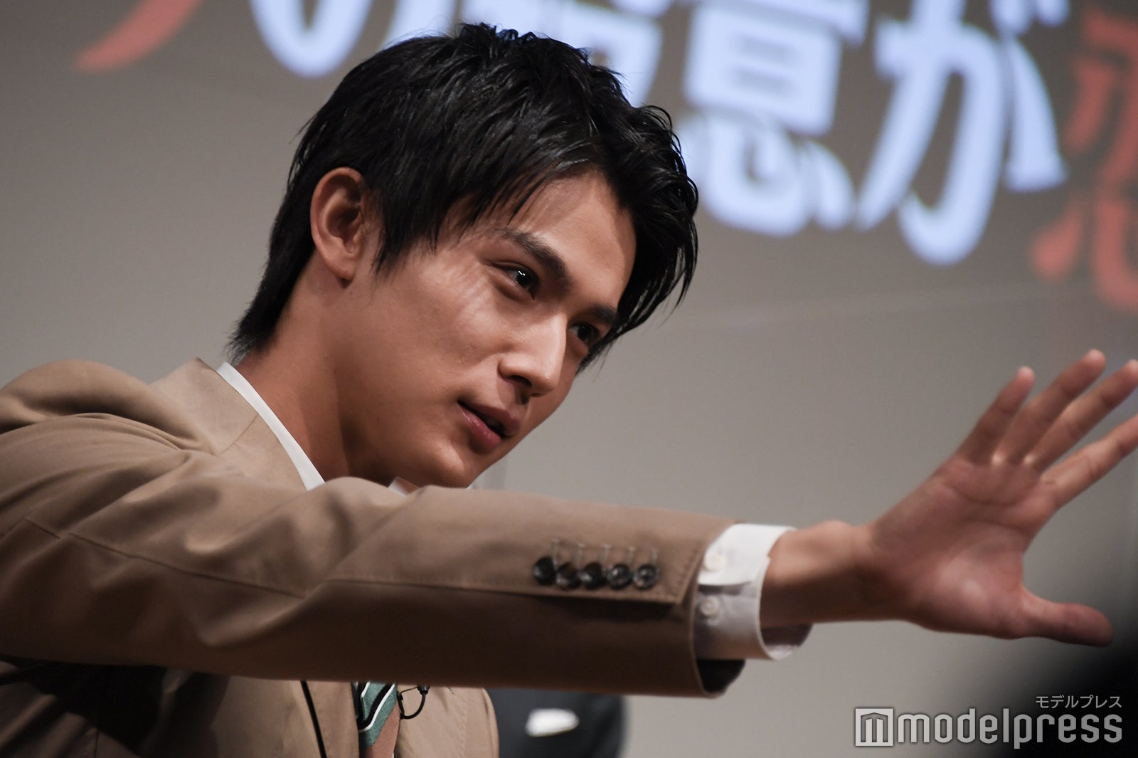 配信カメラにポーズをとる中川大志 （C）モデルプレス