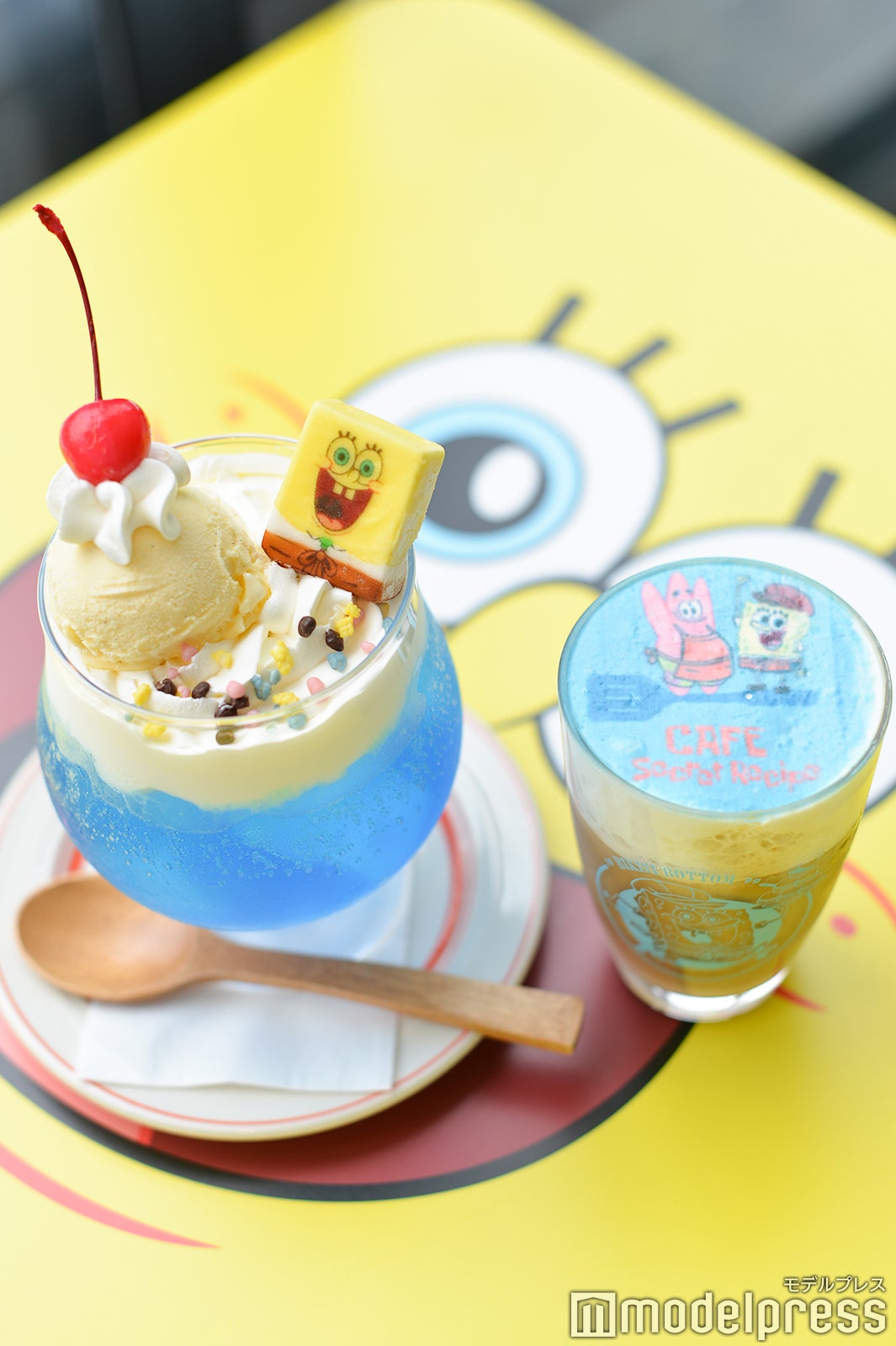 （左から）「まるで海の中！？しょっぱくない海色クリームソーダパフェ」（税込1,350円）/「アートラテ　選べる秘密のソース入り　ICE・HOT」（税込980円）（C）モデルプレス