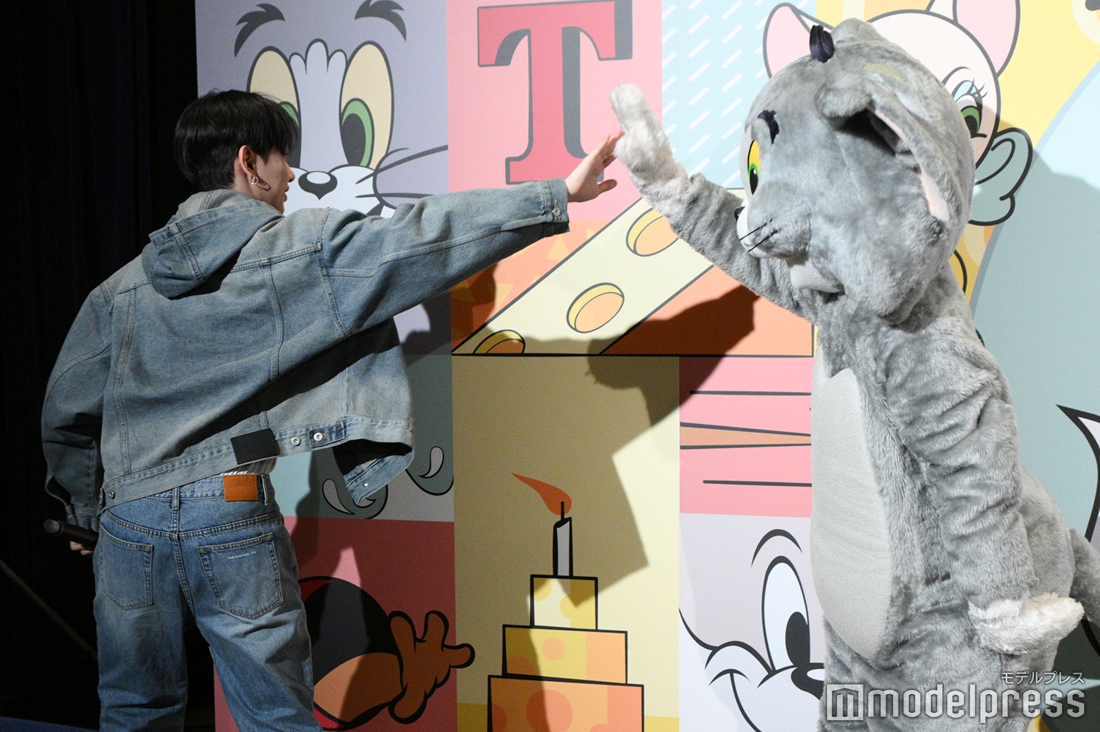 名残惜しそうにトムとお別れするJAEHYUN（ジェヒョン）（C）モデルプレス