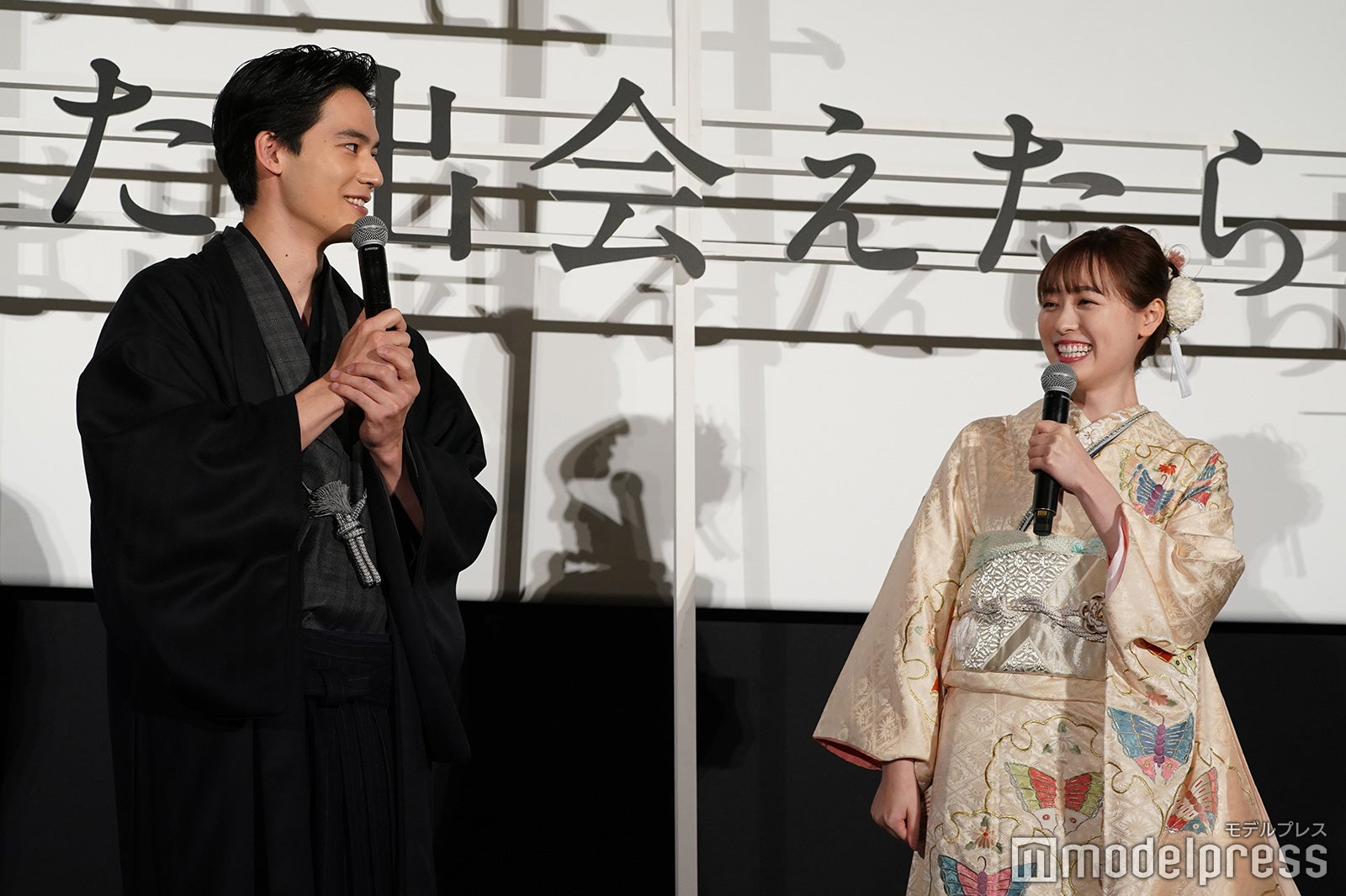 互いの晴れ着について感想を語り合う水上恒司＆福原遥（C）モデルプレス