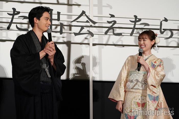 互いの晴れ着について感想を語り合う水上恒司&福原遥(C)モデルプレス