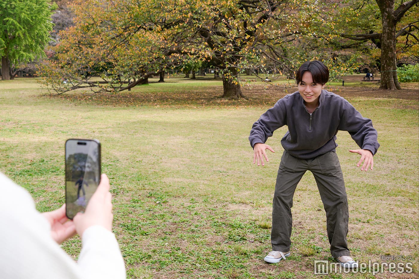 「GOスナップショット」で撮影をする2人(C)モデルプレス