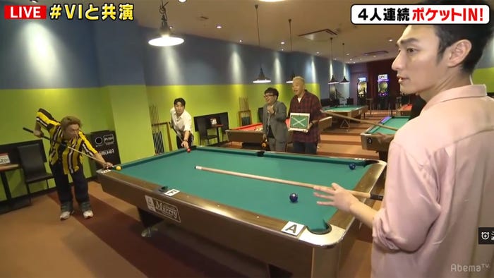 ビリヤードに挑戦する一行 (C)AbemaTV