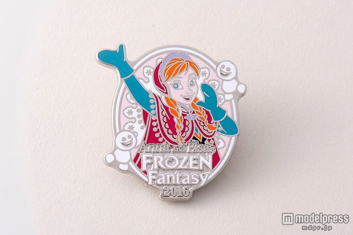 「エンパイア・グリル」ランチメニューにつくオリジナルピン※数に限りがあります。(C)Disney