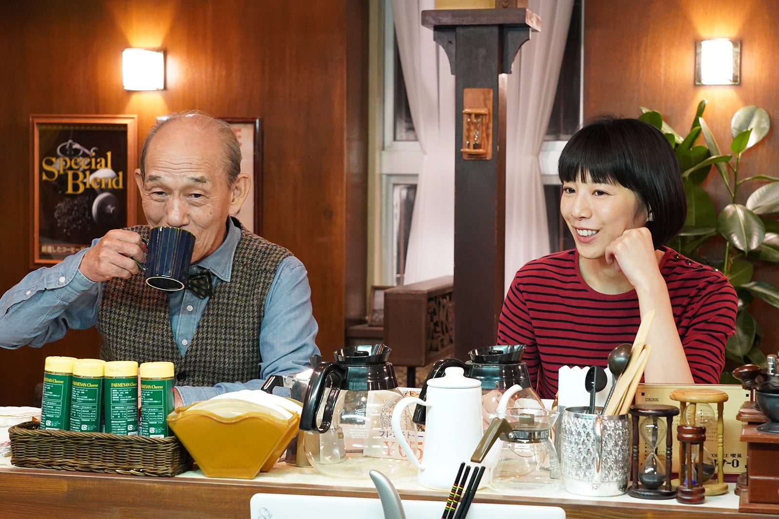 笹野高史、夏帆／「ニッポンノワール―刑事Yの反乱―」第1話より（C）日本テレビ