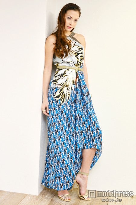 ＜衣装＞
・ドレス　
・シューズ　
・ピアス　参考商品
・リング（両手ともに）参考商品
・ベルト　参考商品
　全て　ETRO（エトロジャパン）
・ブレスレット／スタイリスト私物