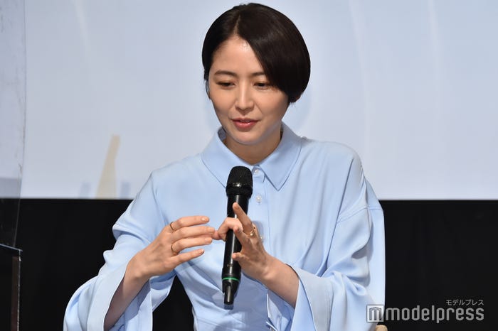 鈴木亮平がコーヒーカップの中にスマホを落としたことを説明する長澤まさみ(C)モデルプレス