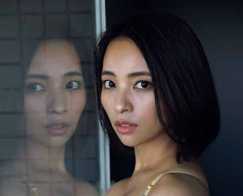 水崎綾女、ランジェリー姿で妖艶な表情