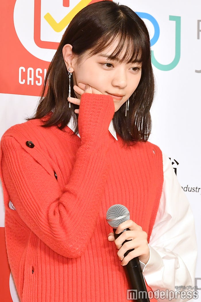 関西弁を披露し、恥ずかしくて顔がほてったのか、手で冷やす西野七瀬(C)モデルプレス