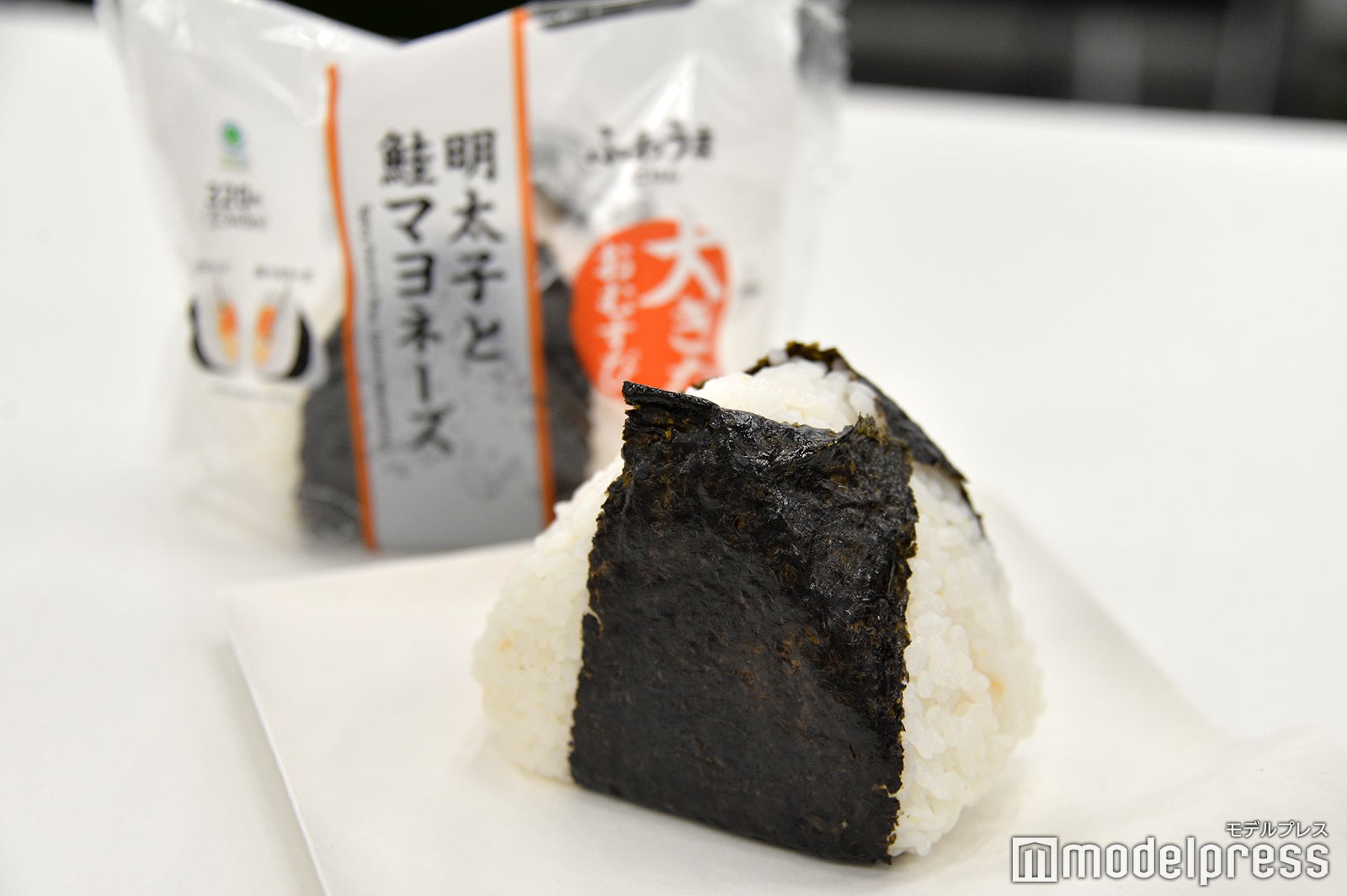 大きなおむすび 明太子と鮭マヨネーズ（税込345円）（C）モデルプレス