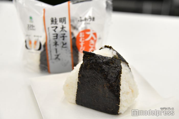 大きなおむすび 明太子と鮭マヨネーズ(税込345円)(C)モデルプレス