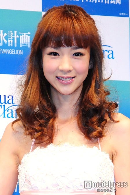 ほしのあき、12年前のウェディングドレス姿が話題「可愛すぎ」「デコルテ綺麗」