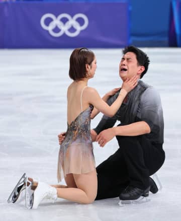 りくりゅう 圧巻演技に早朝から列島感動「素人なのに涙が止まらん」「朝からボロ泣き」大逆転でつかんだ金メダル