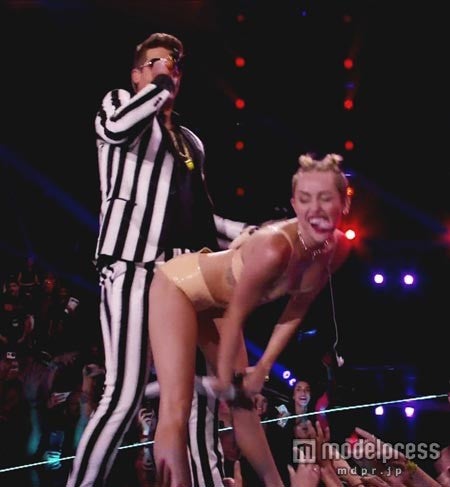 マイリー・サイラス、過激ステージはあるセレブの影響だった!?