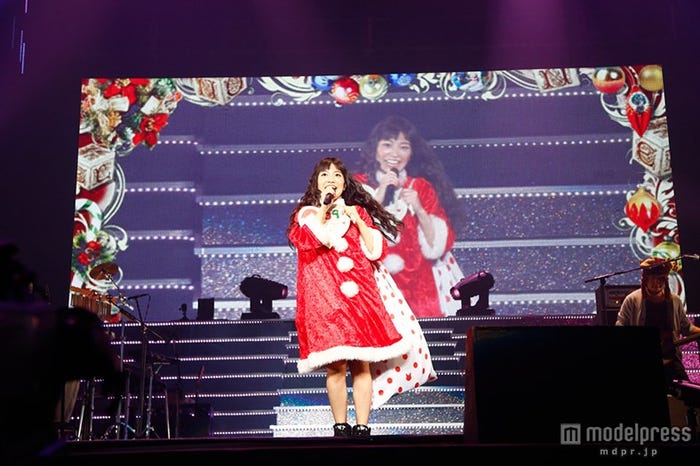 サンタの衣装で登場し、ファンを魅了