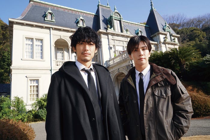 ディーン・フジオカ、岩田剛典/劇中カット (C)2022「バスカヴィル家の犬 シャーロック劇場版」製作委員会