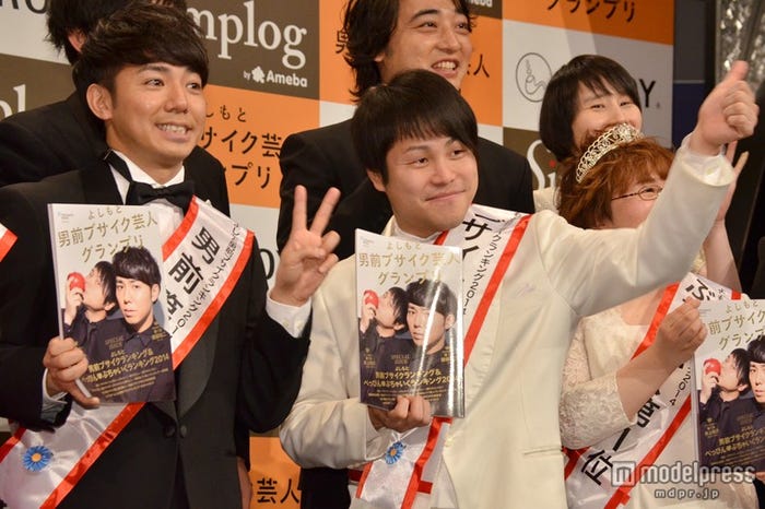 男前ランキング1位・綾部祐二(ピース)、ブサイクランキング1位・井上祐介(NON STYLE)/左から