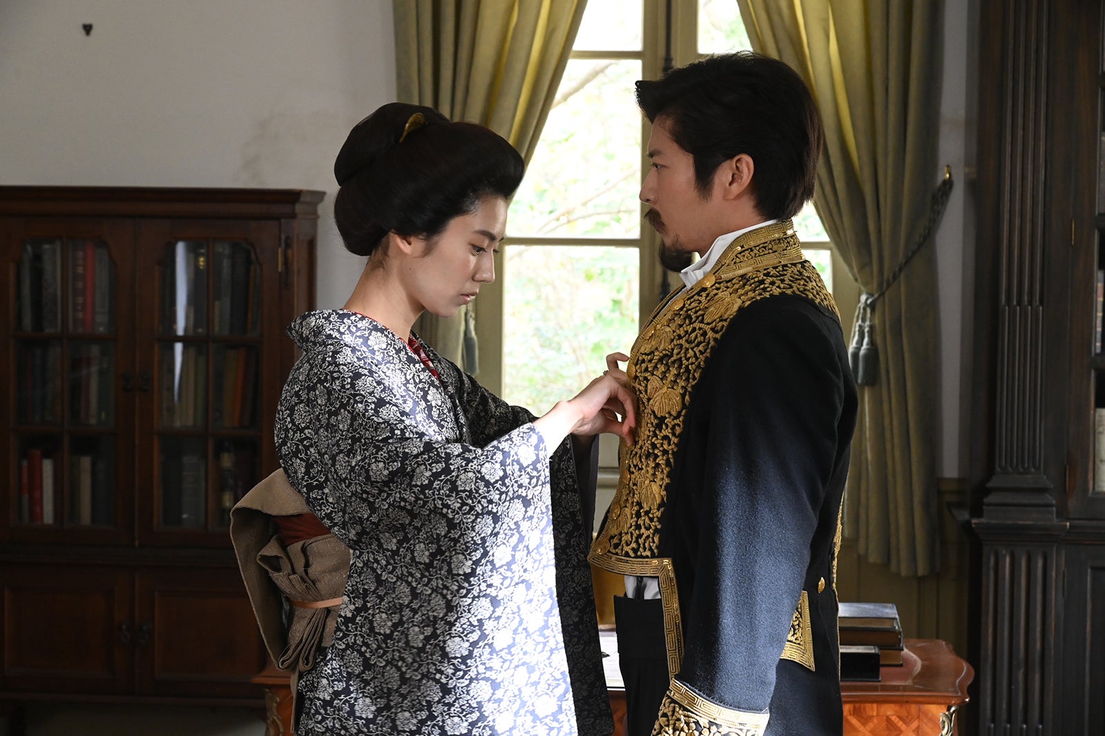 （右）田中圭 （C）テレビ朝日