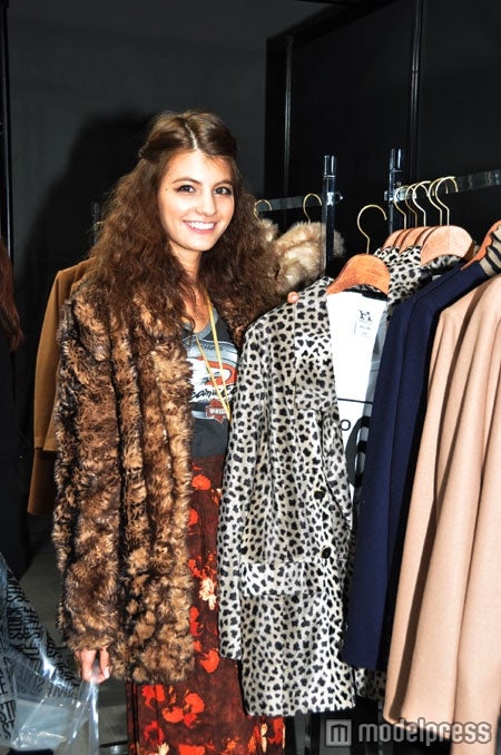 買い物を楽しむマギー