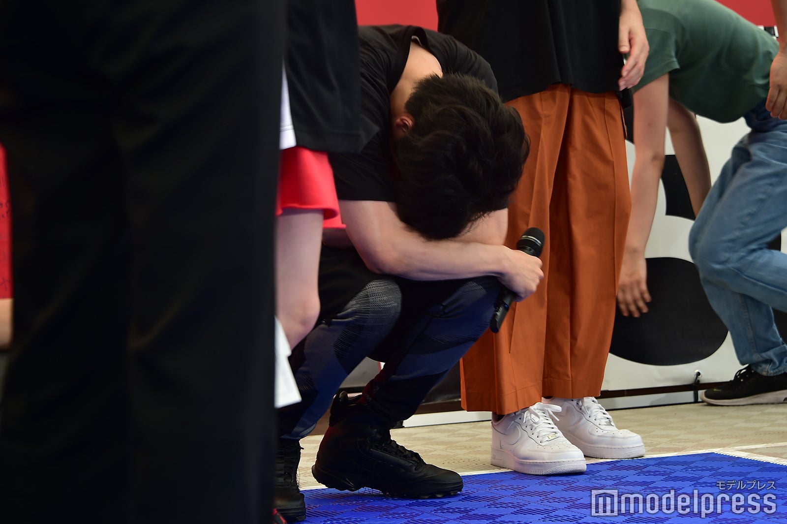 広瀬すずの足元で落ち込む田中圭（C）モデルプレス