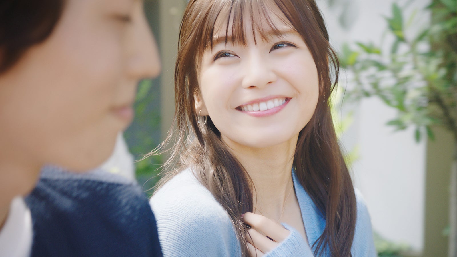 AAA宇野実彩子“手つなぎデート”で愛され笑顔はじける　