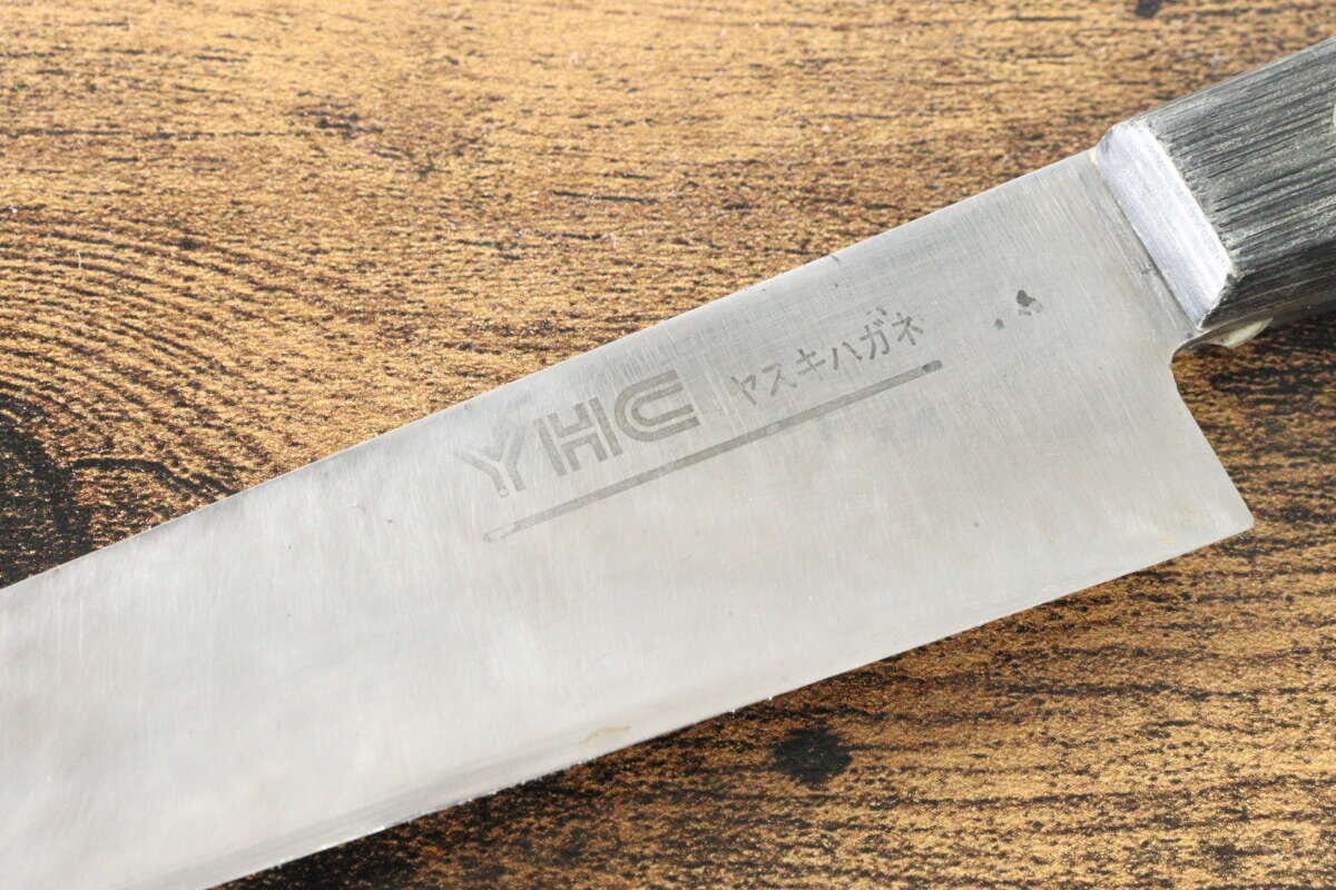 サビが綺麗に落ち、光沢を取り戻した包丁の刃の表面のアップ サビが綺麗に落ち、光沢を取り戻した包丁の刃の表面のアップ