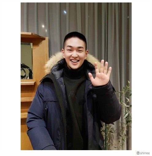 SHINeeから初の軍入隊　オンユ、丸刈り姿＆直筆の手紙公開