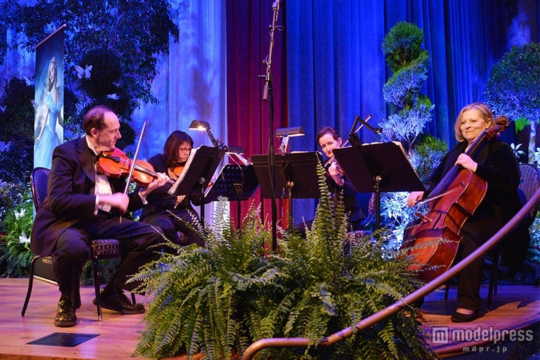 会場にではバイオリニストが演奏を披露