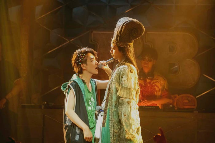 宮世琉弥、向井理「パリピ孔明」第4話より(C)フジテレビ