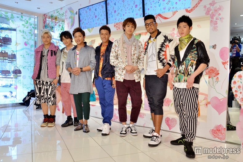 「サマンサタバサDELUEX 表参道GATES店」リニューアルオープン記念セレモニーに出席した（左から）小森隼、白濱亜嵐、数原龍友、中務裕太、片寄涼太、関口メンディー、佐野玲於