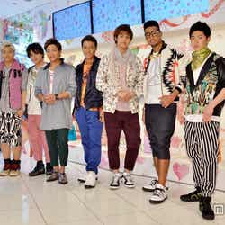 「サマンサタバサDELUEX 表参道GATES店」リニューアルオープン記念セレモニーに出席した(左から)小森隼、白濱亜嵐、数原龍友、中務裕太、片寄涼太、関口メンディー、佐野玲於