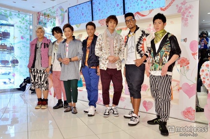 「サマンサタバサDELUEX 表参道GATES店」リニューアルオープン記念セレモニーに出席した(左から)小森隼、白濱亜嵐、数原龍友、中務裕太、片寄涼太、関口メンディー、佐野玲於