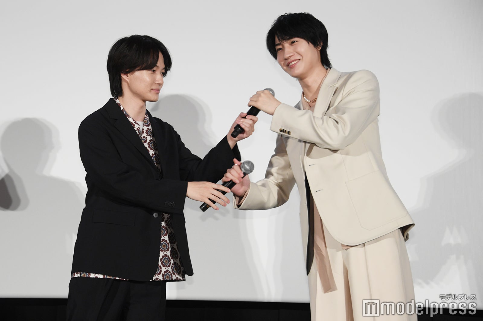 マイクが直ったので神木隆之介のマイクと再び交換する桜田通（C）モデルプレス