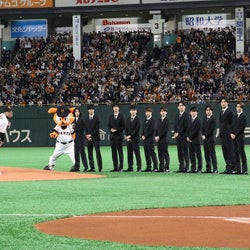 EXILE関口メンディー、イチロー凱旋試合で始球式 127kmも「ごメンディー」片寄涼太らが勇姿見守る<PRINCE OF LEGEND>