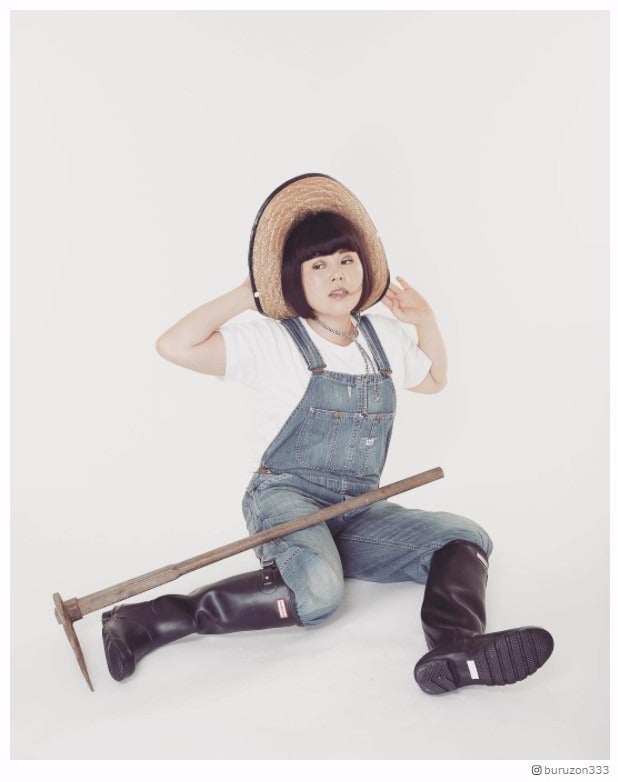 ブルゾンちえみ「ふぅ…」農業服でもセクシーだだ漏れ 「似合いすぎ」と反響