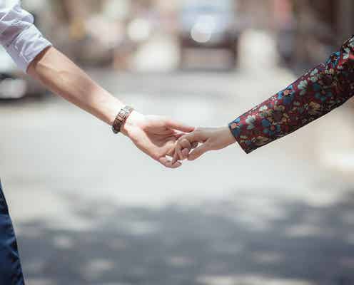 彼女と“恋人繋ぎ”をしたがる男性の心理7選 好きすぎてしたい!