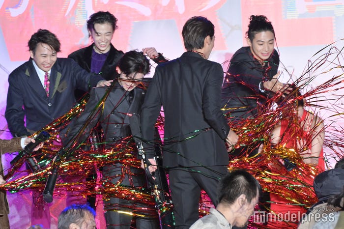 銀テープまみれの高橋文哉&堀田真由を助けるキャスト陣(C)モデルプレス