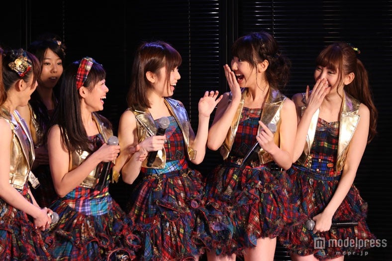 （左から）渡辺美優紀、島崎遥香、柏木由紀、小嶋陽菜／（C）AKS