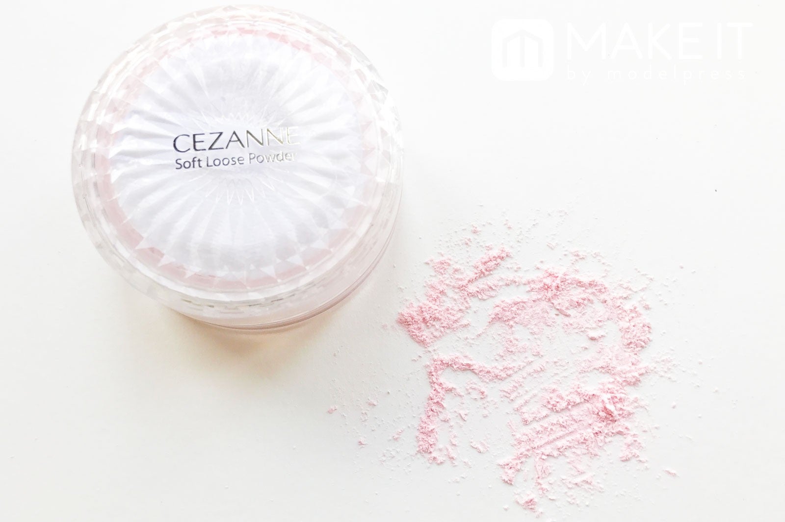 セザンヌ「うるふわ仕上げパウダー」 (C)メイクイット